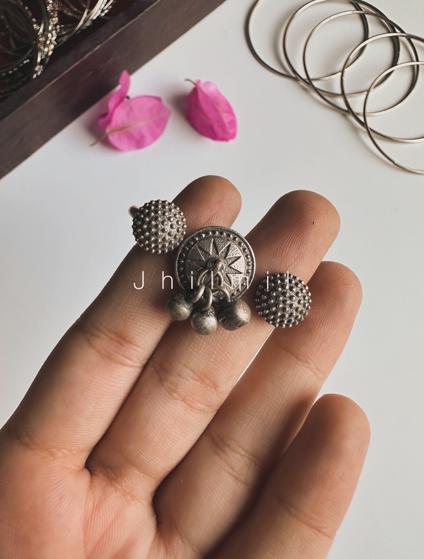 Adjustable two finger ring