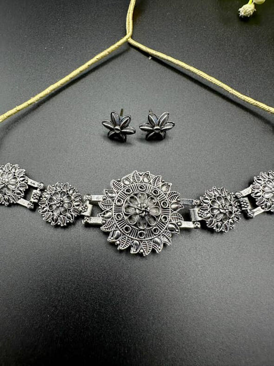 Minimal Choker without earrings - 03