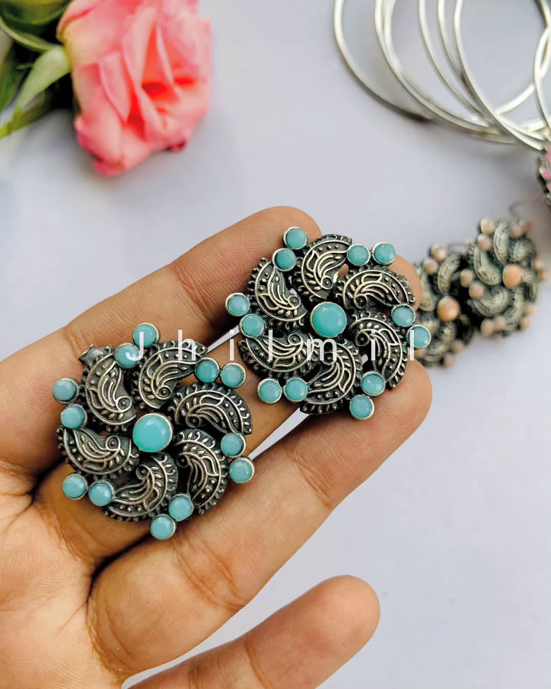 Gul stud ear candy