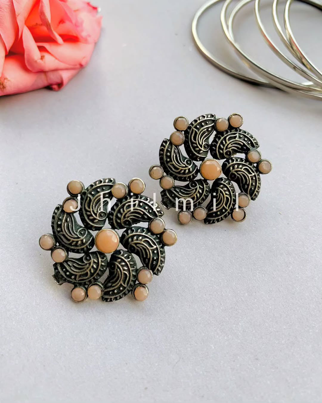 Gul stud ear candy