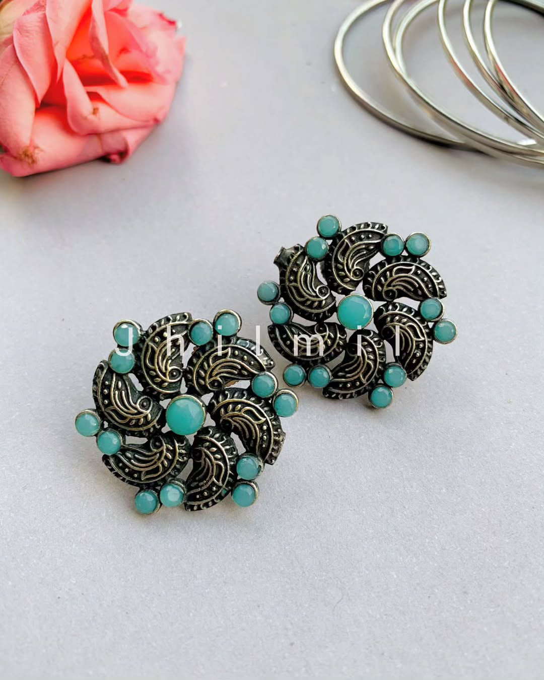 Gul stud ear candy