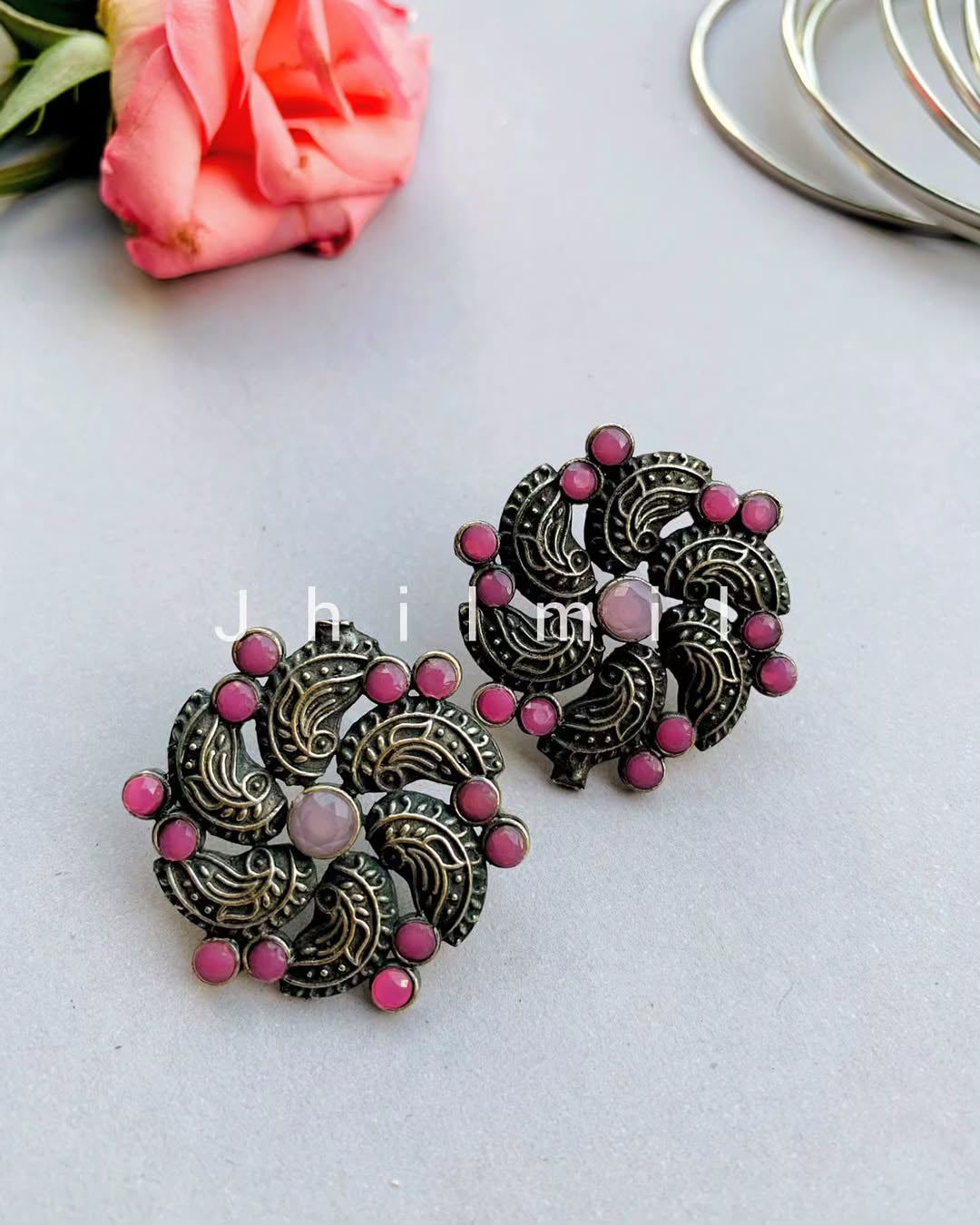 Gul stud ear candy