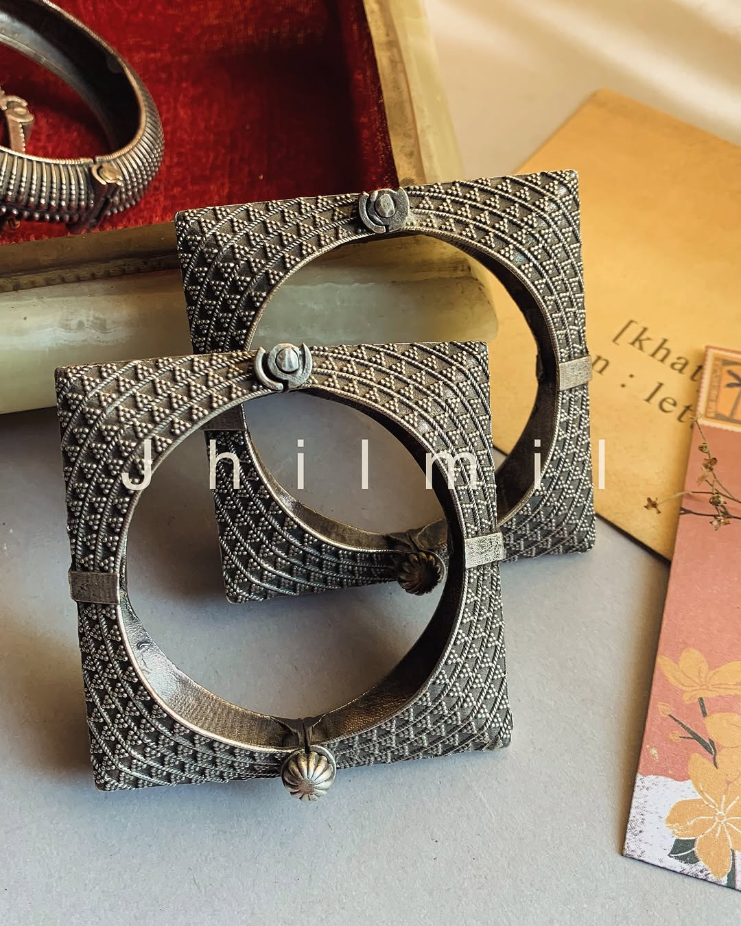 Square oxidized openable kara