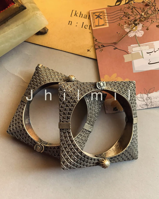 Square oxidized openable kara