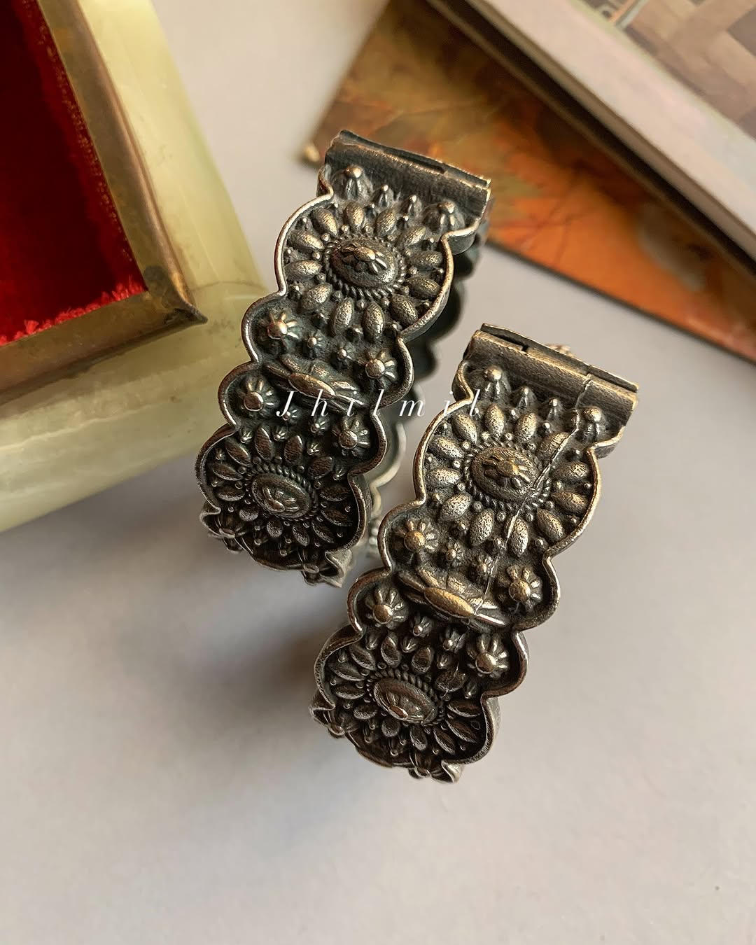 Flower engraved oxidized kara