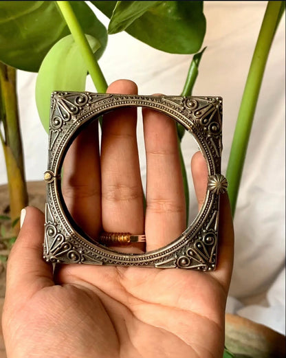 Sqaure Oxidized Kara