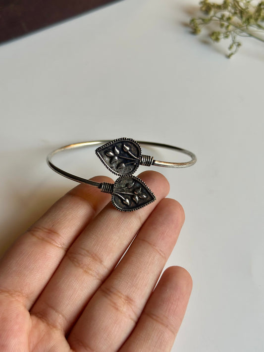 Leaf Handcuff