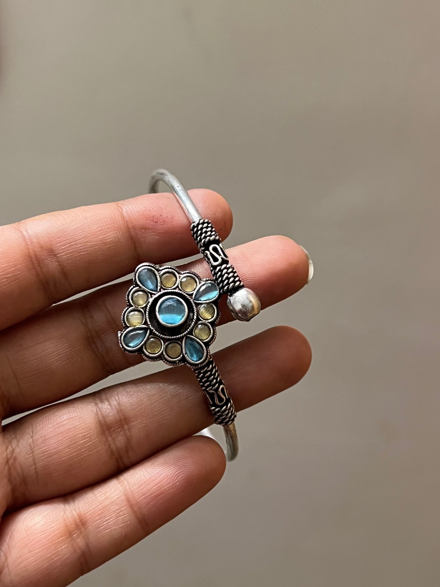 Flower stone Handcuff
