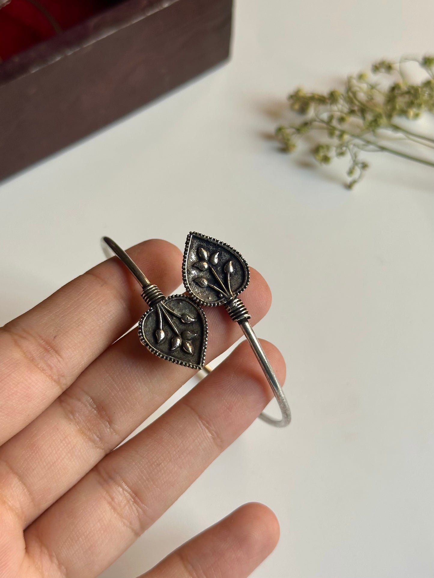 Leaf Handcuff