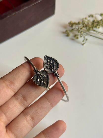 Leaf Handcuff