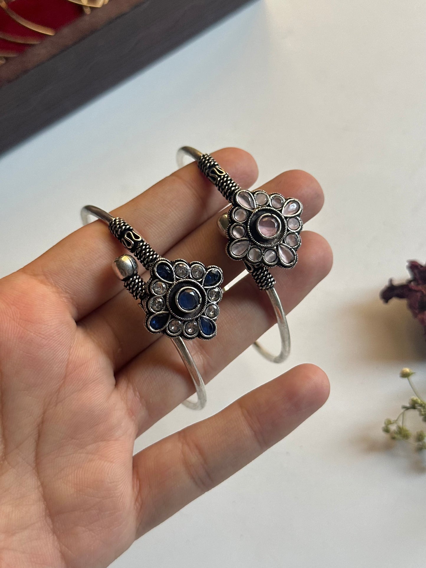 Flower stone Handcuff