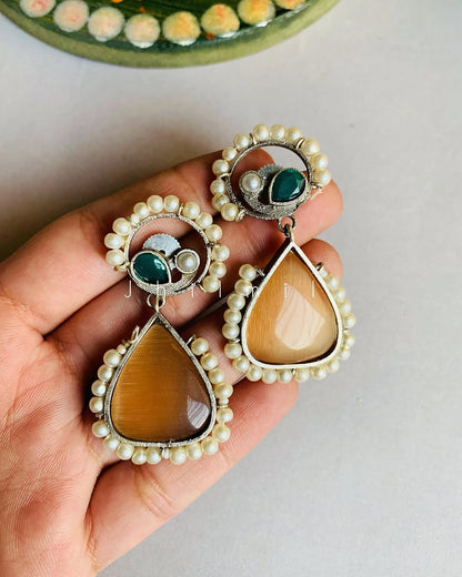 Peacock pearl Dangling ear candy