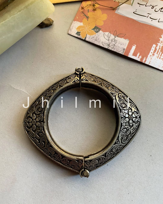 Oval shaped flower engraved oxidized