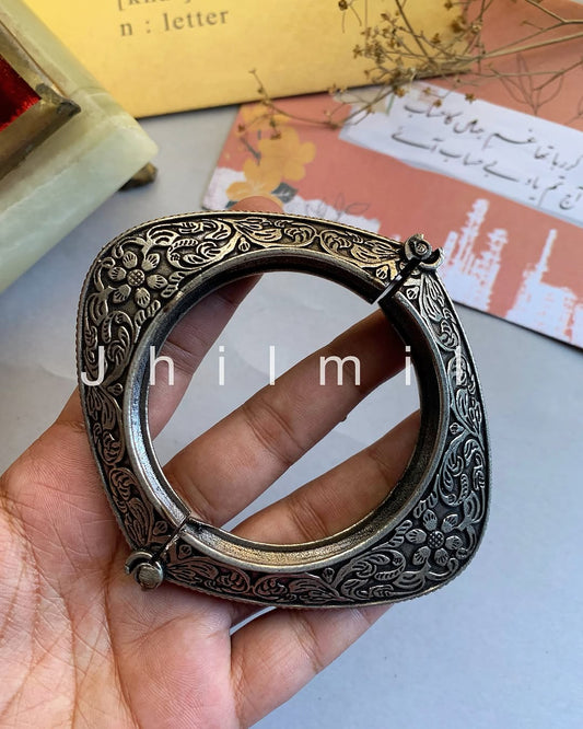 Oval shaped flower engraved oxidized