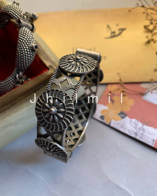 Phool chakra oxidized kara