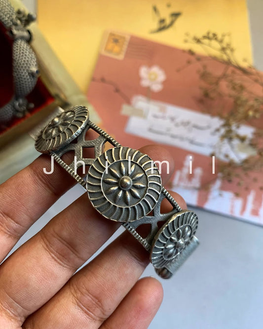 Phool chakra oxidized kara