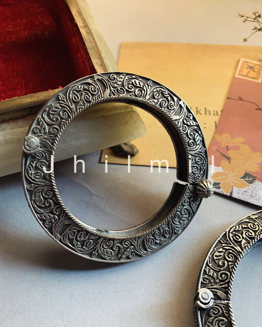 Handcarved oxidized openable kara