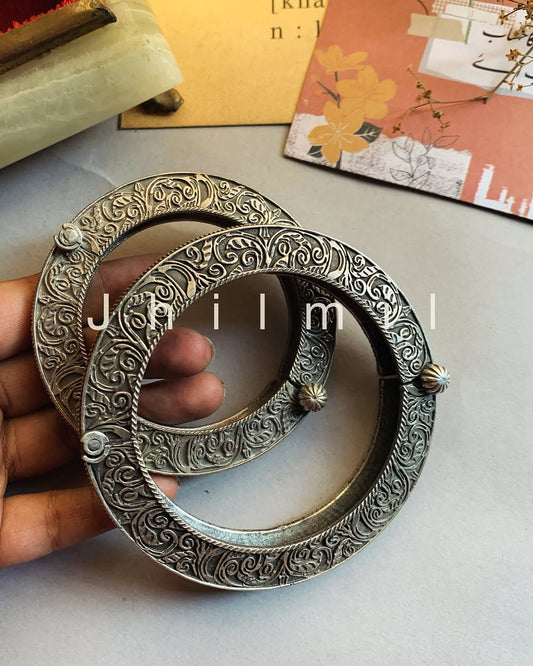 Handcarved oxidized openable kara