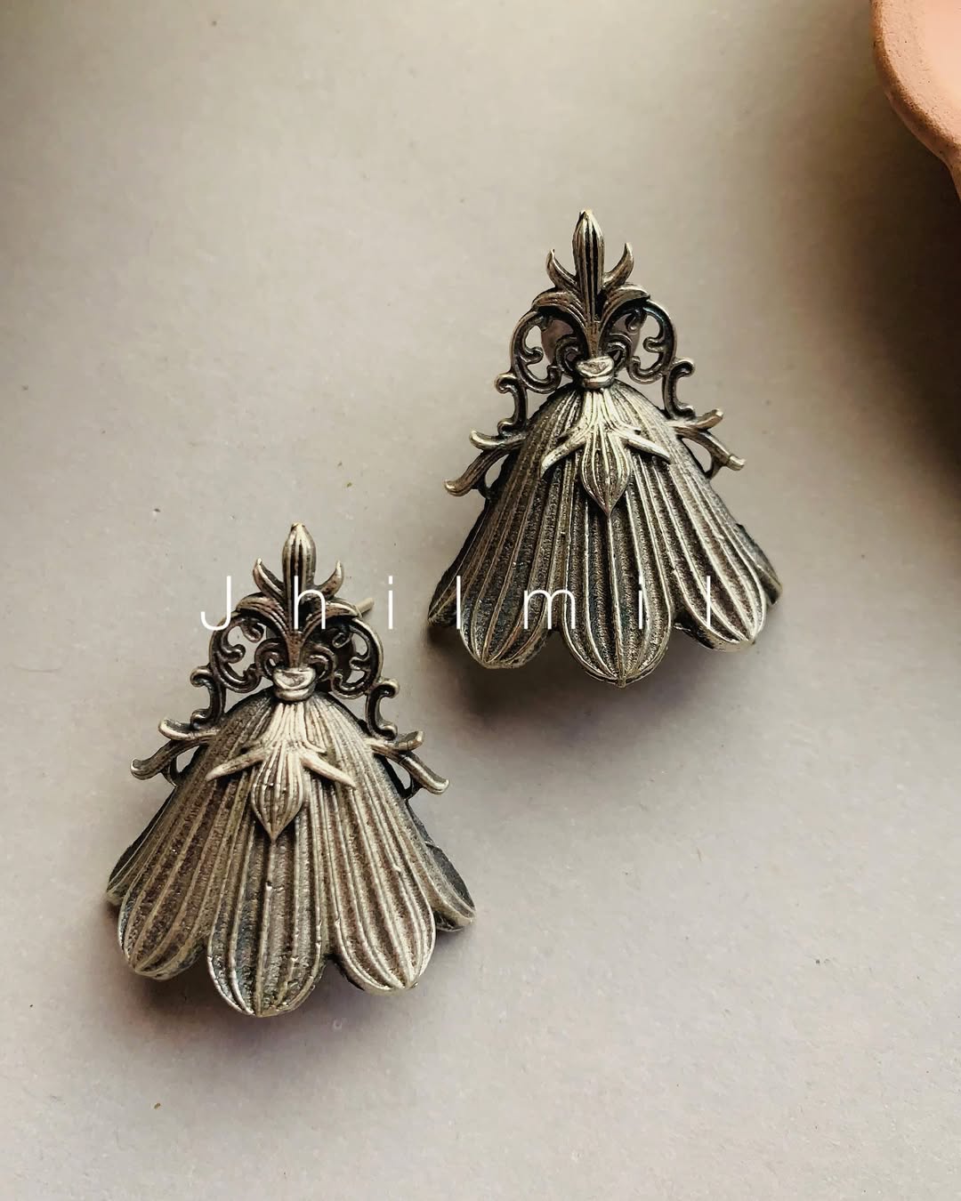 Lamp Carved Studs