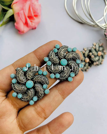 Gul stud ear candy