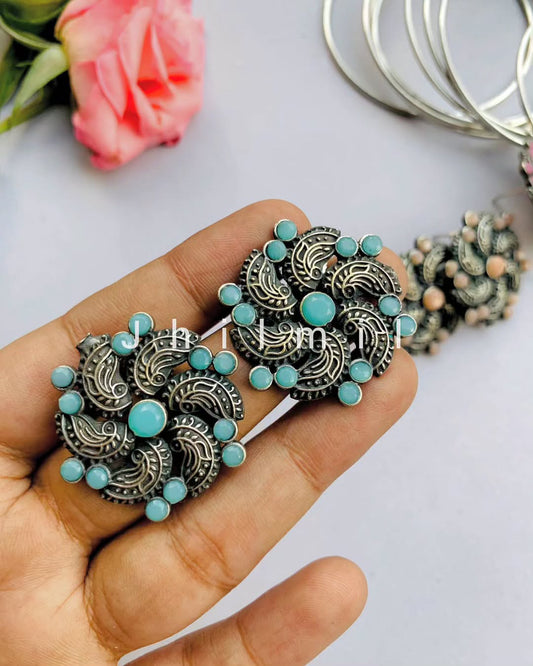 Gul stud ear candy