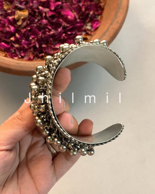 Adjustable beaded handcuff
