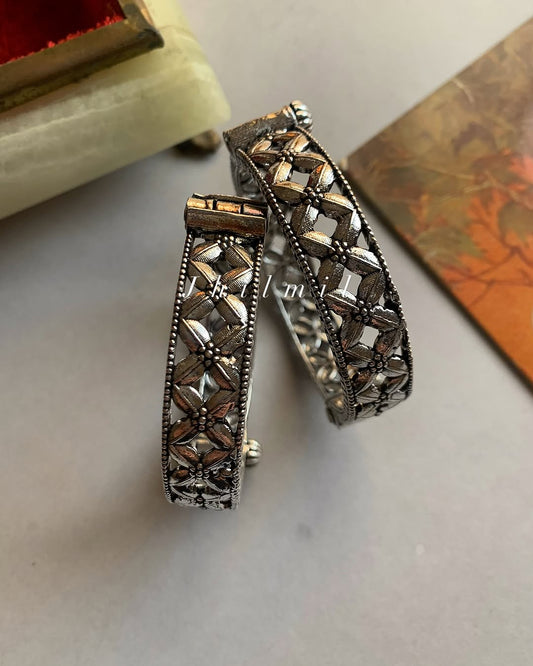Jaal Oxidized Polished Kara