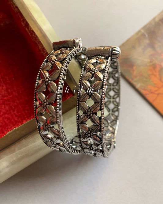 Jaal Oxidized Polished Kara