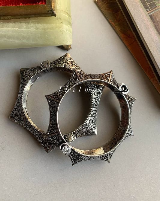 Sitara Oxidized Polished Kara