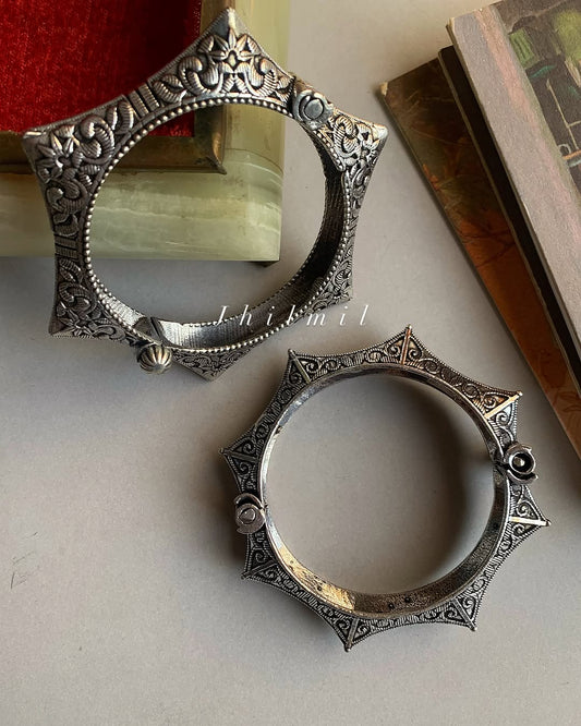 Sitara Oxidized Polished Kara