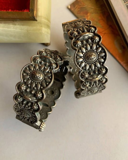 Flower engraved oxidized kara