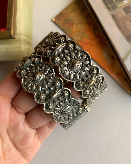 Flower engraved oxidized kara