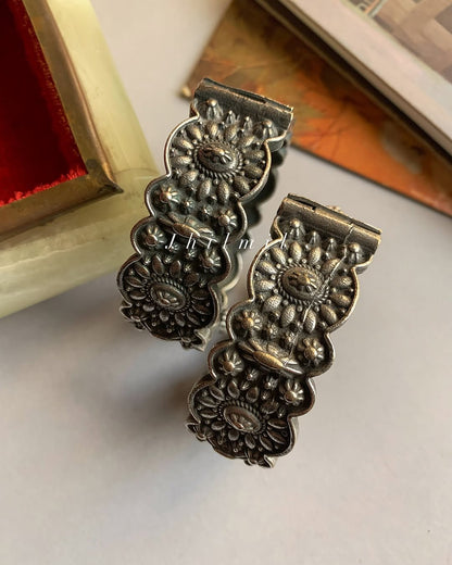 Flower engraved oxidized kara