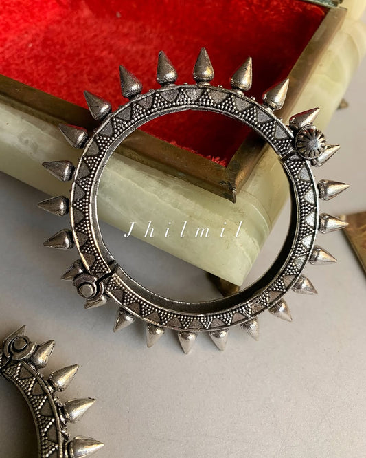 Silver polish spikes kara