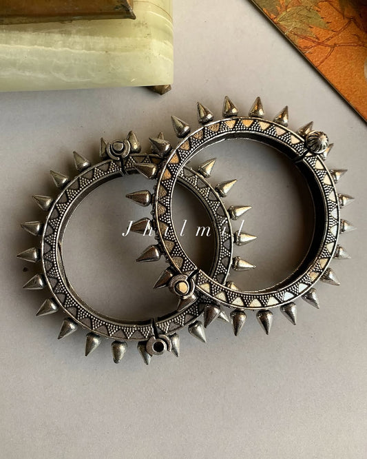 Silver polish spikes kara