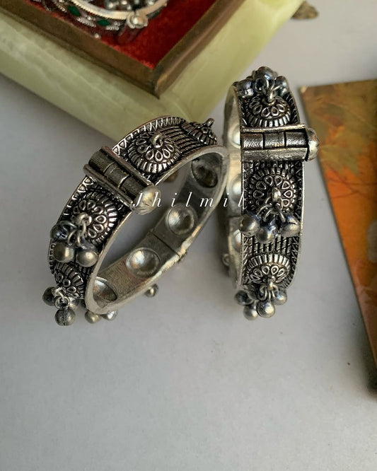 Flower motif ghungroo kara